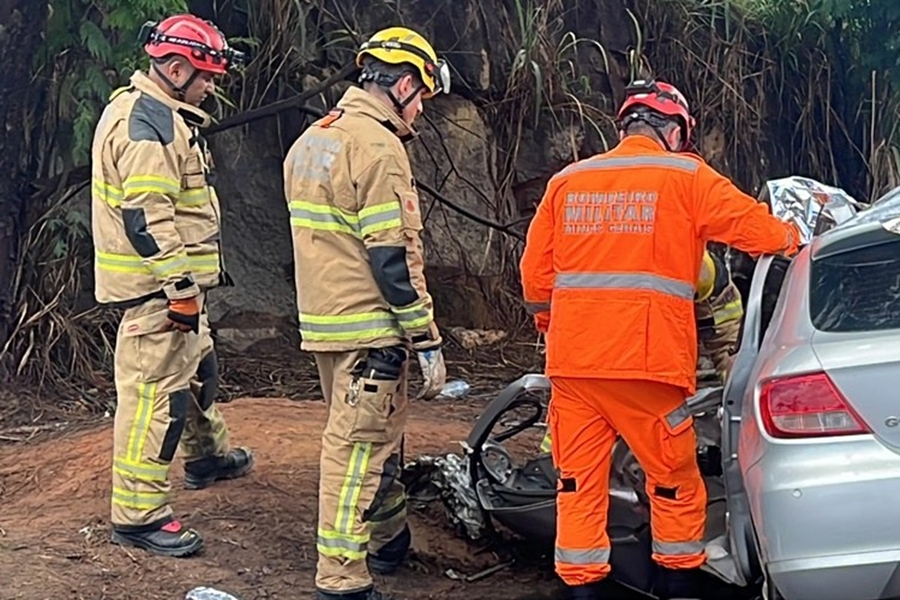 Batida entre carro e carreta mata gêmeos e mulher na BR-116; criança ficou gravemente ferida