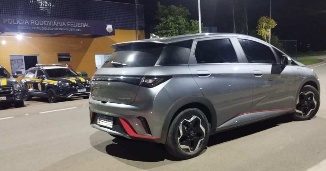 Carro elétrico roubado no Rio de Janeiro é recuperado pela PRF em Leopoldina