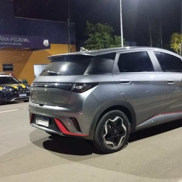 Carro elétrico roubado no Rio de Janeiro é recuperado pela PRF em Leopoldina