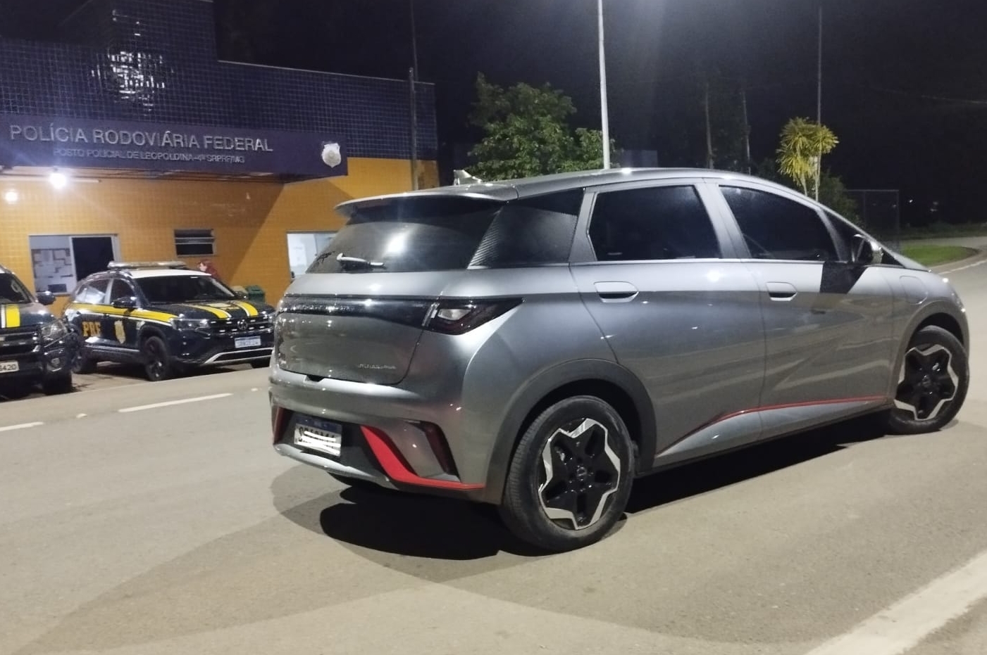 Carro elétrico roubado no Rio de Janeiro é recuperado pela PRF em Leopoldina