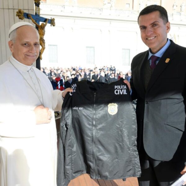 Delegado regional de Leopoldina representa Polícia Civil em entrega de insígnias ao Papa Leão XIV