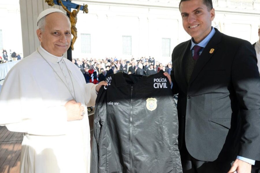 Delegado regional de Leopoldina representa Polícia Civil em entrega de insígnias ao Papa Leão XIV