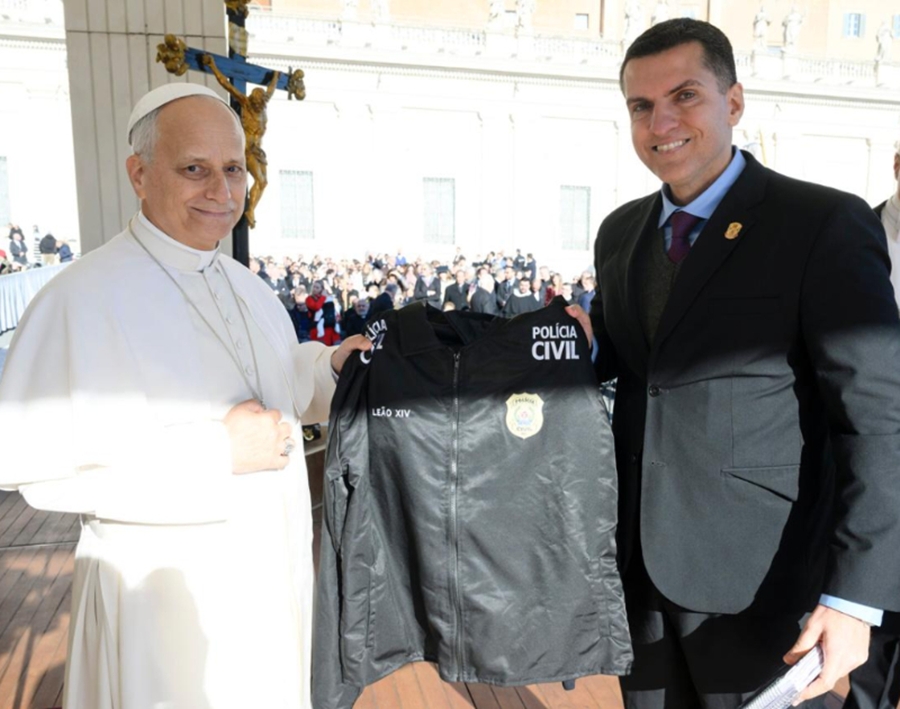 Delegado regional de Leopoldina representa Polícia Civil em entrega de insígnias ao Papa Leão XIV