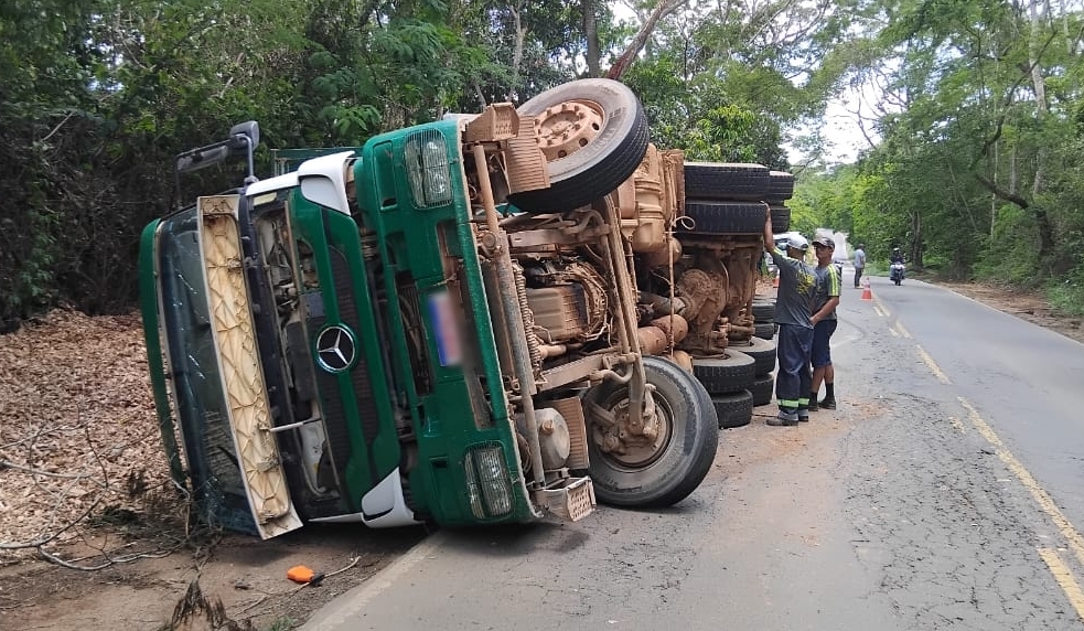Carreta carregada com cavaco de madeira tomba na MG-120 entre Leopoldina e Cataguases