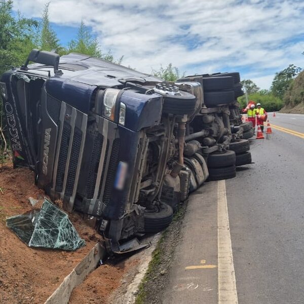 BR-116: carreta tomba na Serra de São Domingos e motorista escapa ileso