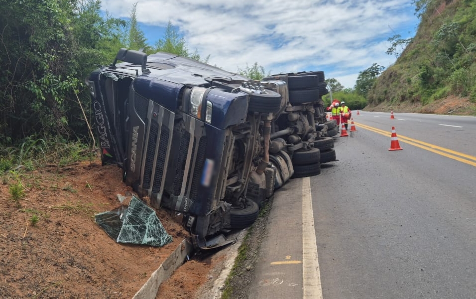 BR-116: carreta tomba na Serra de São Domingos e motorista escapa ileso