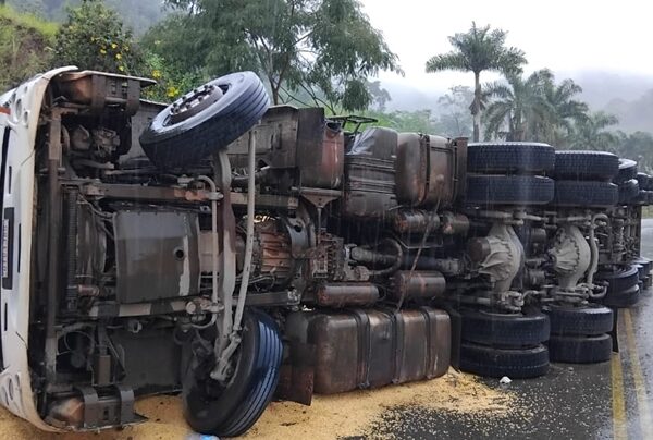 Carreta carregada com milho tomba na MGC-120 próximo ao trevo de Itamarati de Minas