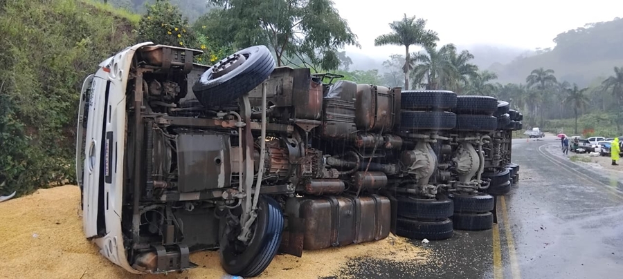 Carreta carregada com milho tomba na MGC-120 próximo ao trevo de Itamarati de Minas