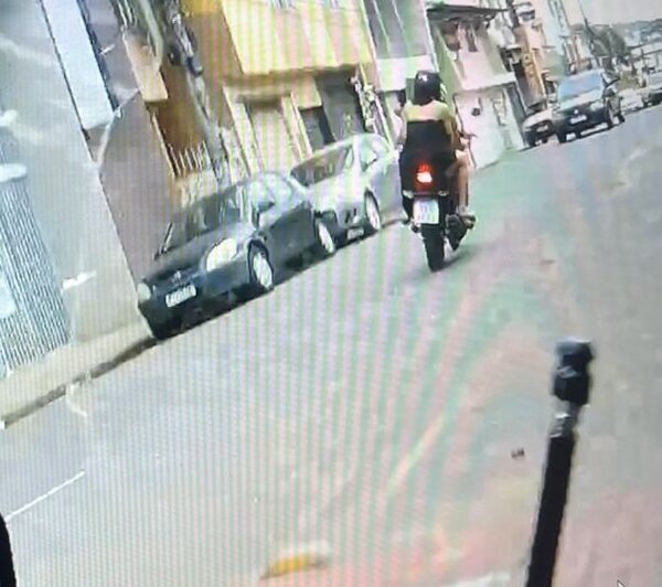 Menor em fuga da GCM faz manobras perigosas e por pouco não atropela crianças em Leopoldina