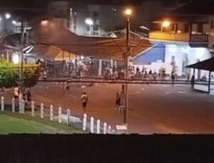 Revolta por cancelamento de show desencadeia tumulto generalizado e depredação no Parque de Exposições de Leopoldina