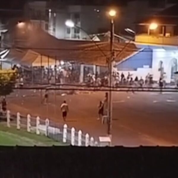 Revolta por cancelamento de show desencadeia tumulto generalizado e depredação no Parque de Exposições de Leopoldina