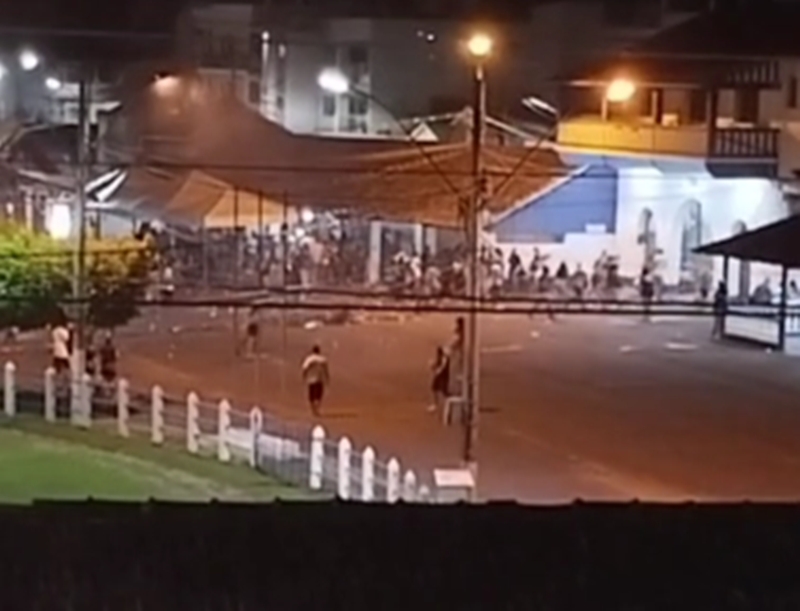 Revolta por cancelamento de show desencadeia tumulto generalizado e depredação no Parque de Exposições de Leopoldina