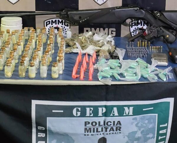 Polícia Militar prende 4 pessoas e apreende armas de fogo, drogas e munições em Além Paraíba