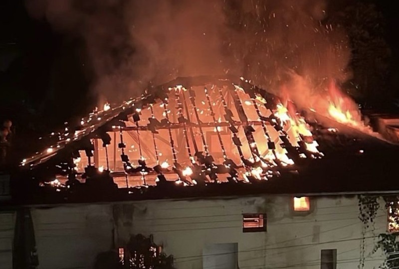 Incêndio em prédio de antiga delegacia mobiliza Corpo de Bombeiros e Defesa Civil em Cataguases