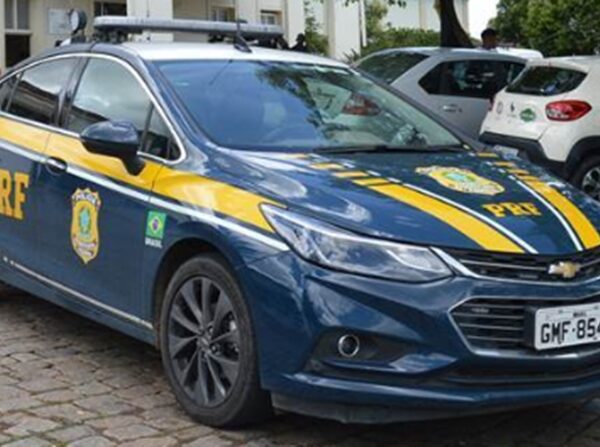 Colisão frontal entre carro e ônibus deixa um morto na BR-116 em Leopoldina