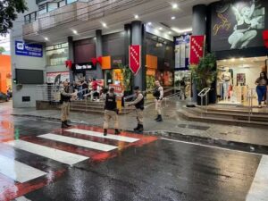 Mulher leva 10 facadas de ex durante encontro em shopping em Muriaé