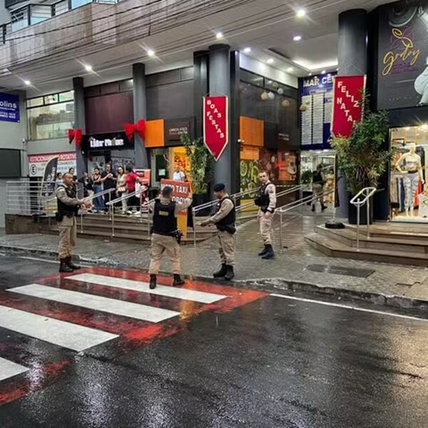 Mulher leva 10 facadas de ex durante encontro em shopping em Muriaé