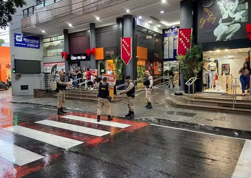 Mulher leva 10 facadas de ex durante encontro em shopping em Muriaé