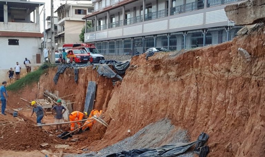 Barranco desaba durante obra e trabalhador fica soterrado em Cataguases