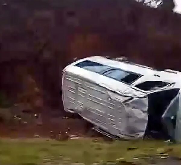 Van com seis pacientes capota na BR-267 em Bicas