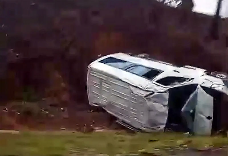 Van com seis pacientes capota na BR-267 em Bicas