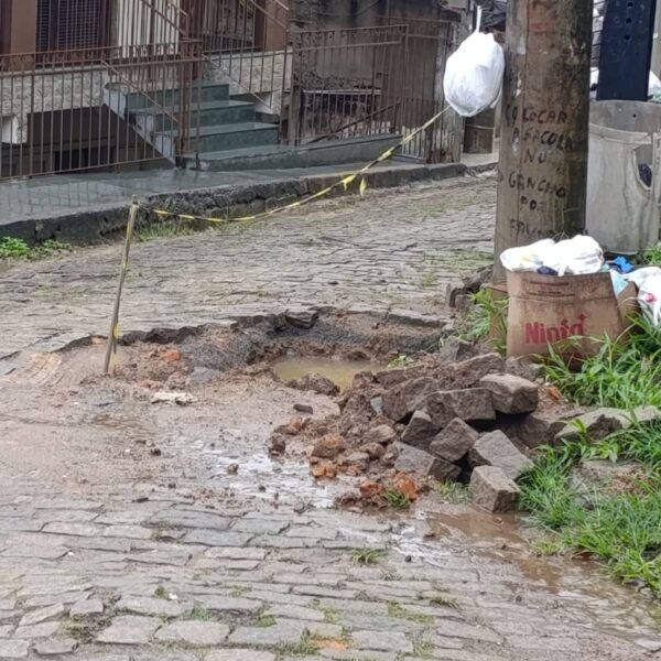 Moradores reclamam de buracos e vazamentos recorrentes em rua da Pinguda em Leopoldina