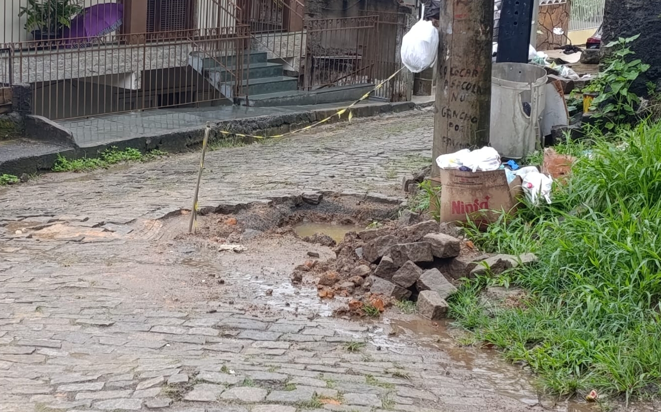 Moradores reclamam de buracos e vazamentos recorrentes em rua da Pinguda em Leopoldina