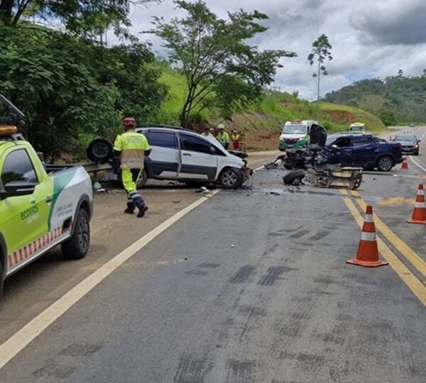 Seis pessoas ficam feridas após colisão entre dois veículos na BR-116