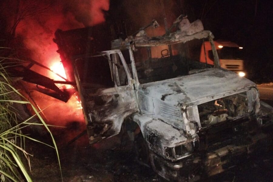 Caminhão pega fogo na BR-116 em Leopoldina próximo ao Bairro Fortaleza