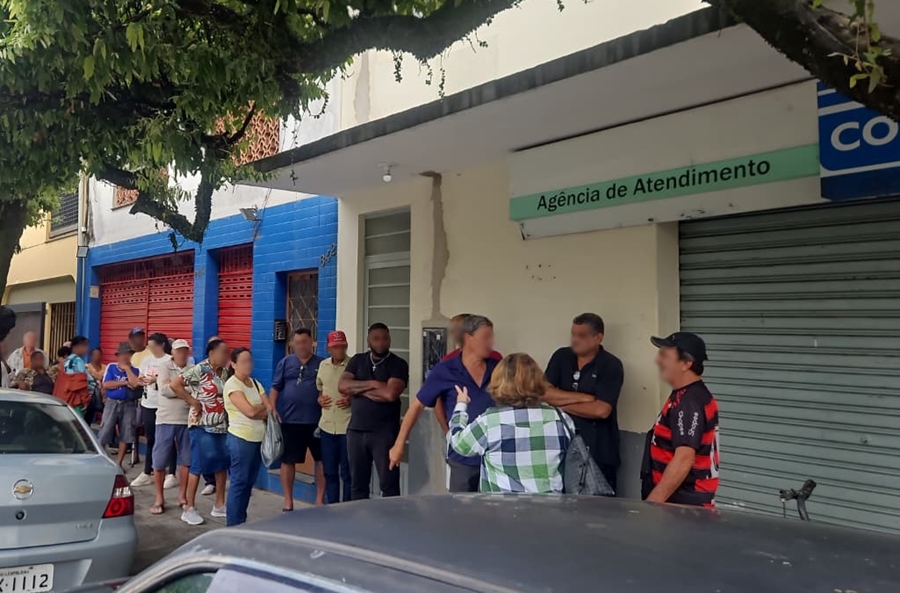População enfrenta fila e encontra agência da Copasa fechada em Leopoldina