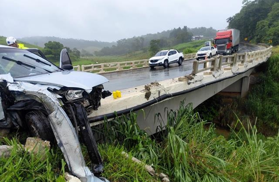 Carro roda na pista e quase despenca da ‘Ponte Torta’ em Leopoldina