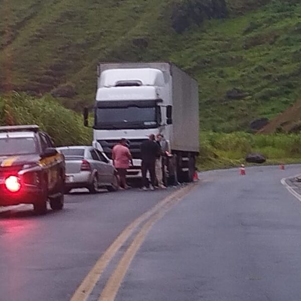 Ocupantes saem ilesos após colisão frontal entre carro e carreta na Serra de Argirita