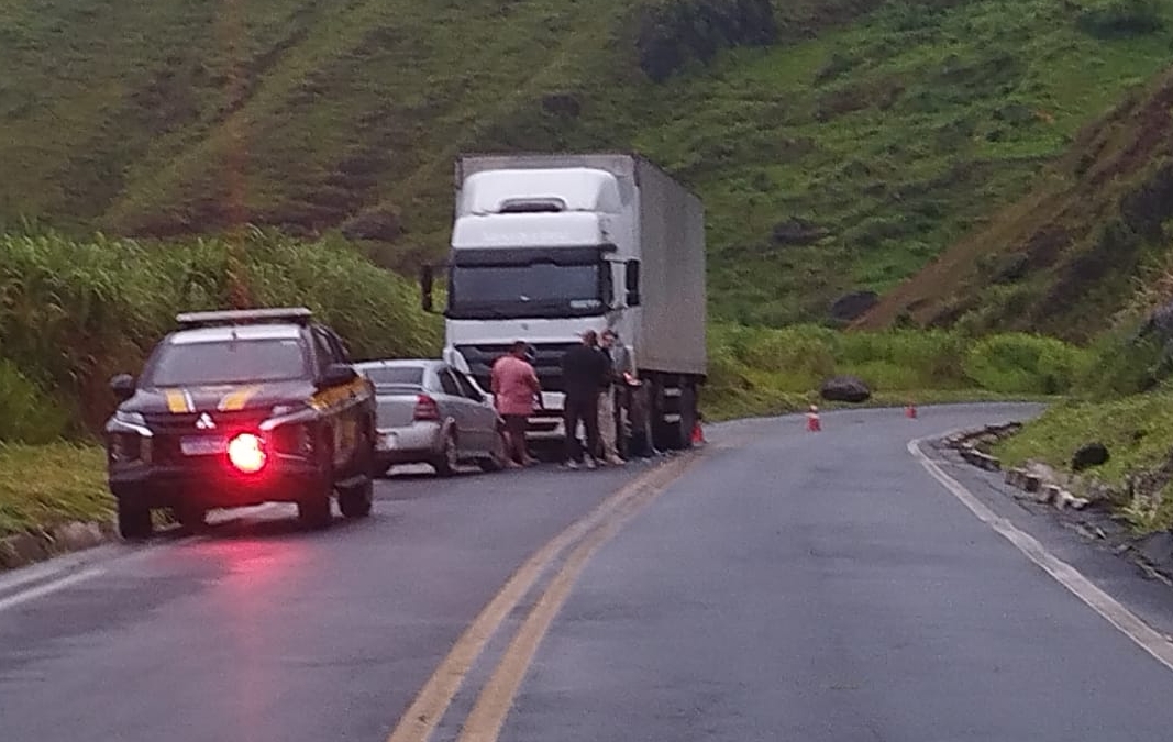 Ocupantes saem ilesos após colisão frontal entre carro e carreta na Serra de Argirita