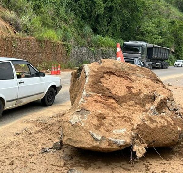Pedra de grande porte cai sobre a BR-356 entre Muriaé e Eugenópolis