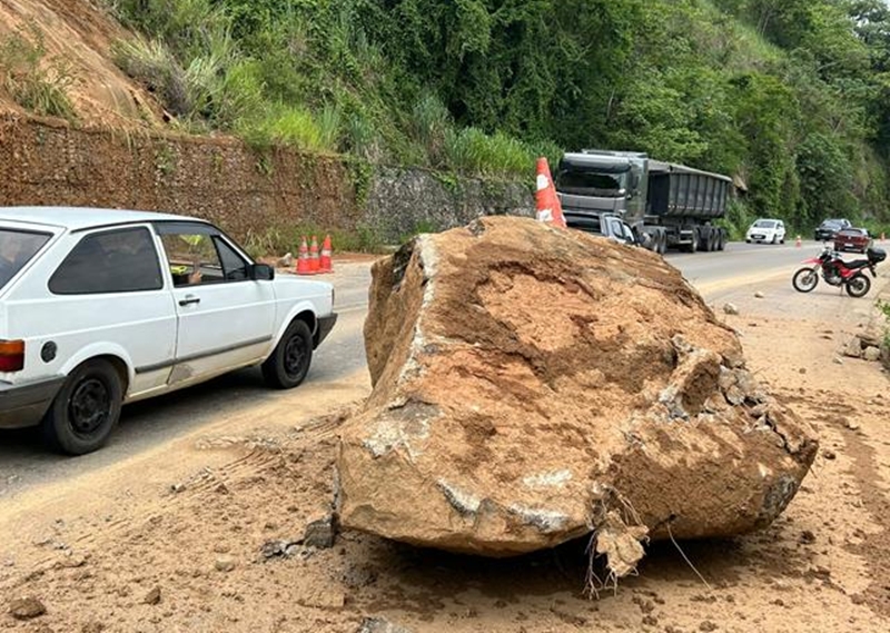 Pedra de grande porte cai sobre a BR-356 entre Muriaé e Eugenópolis