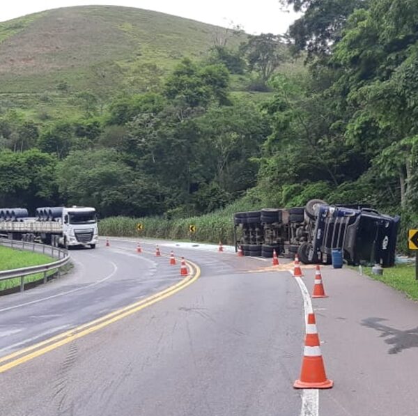 Carreta carregada com vidros tomba na BR-116 em Leopoldina e motorista sai ileso
