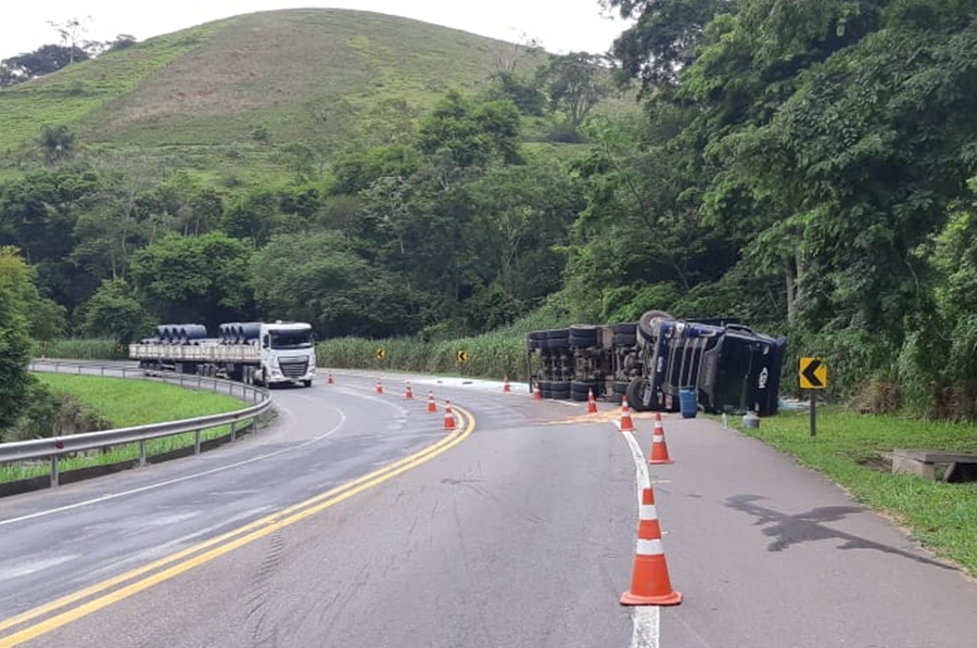Carreta carregada com vidros tomba na BR-116 em Leopoldina e motorista sai ileso