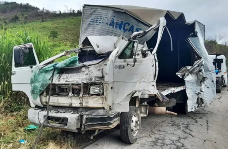Acidente entre carreta e caminhão deixa dois mortos na MGC-265 em Rio Pomba