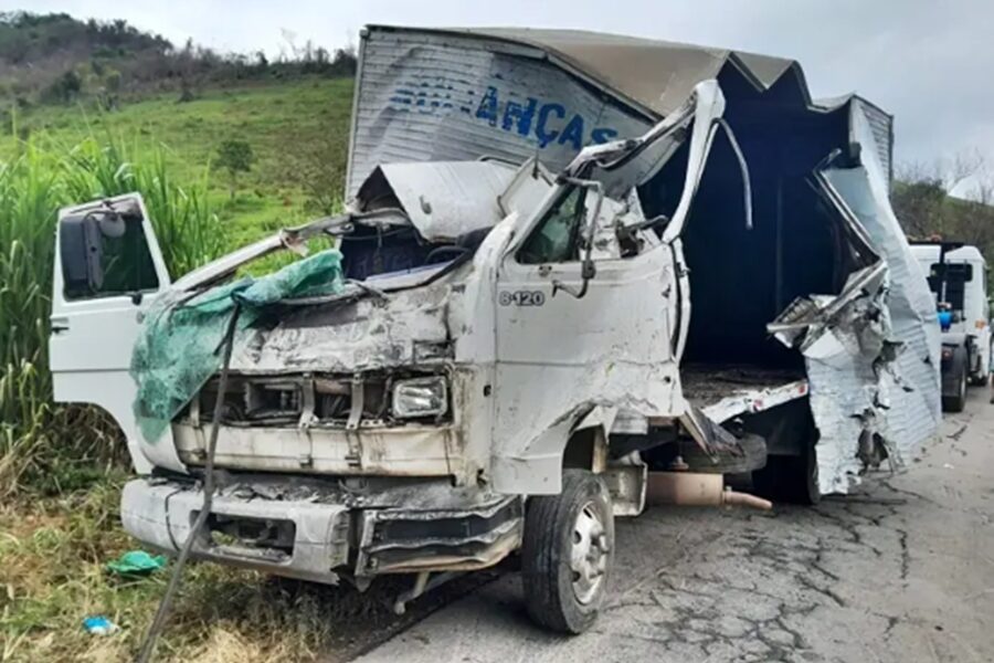 Acidente entre carreta e caminhão deixa dois mortos na MGC-265 em Rio Pomba