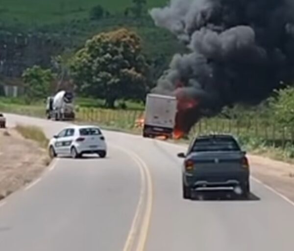 Incêndio em caminhão carregado com frango congelado termina em saque de carga na MGC-120 em Leopoldina