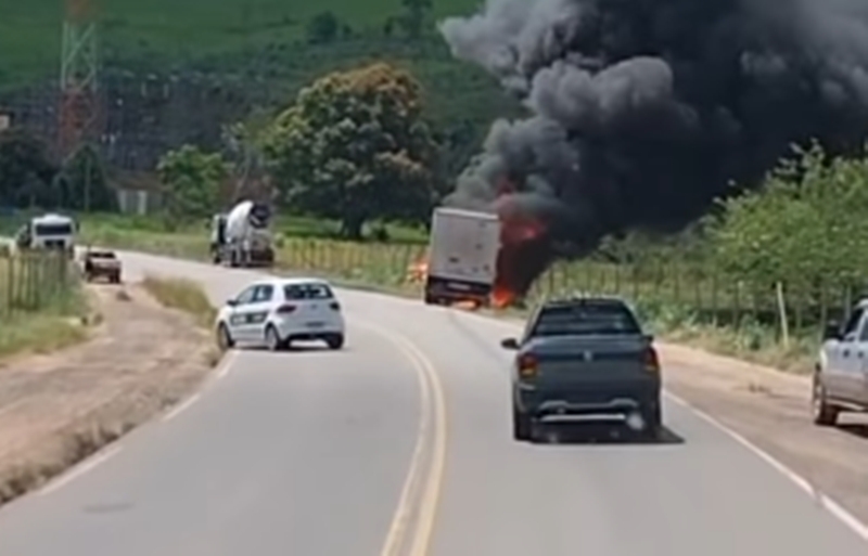 Incêndio em caminhão carregado com frango congelado termina em saque de carga na MGC-120 em Leopoldina