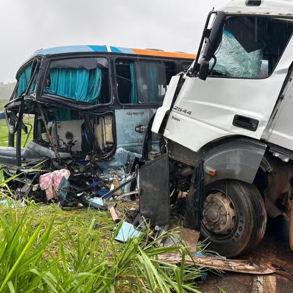 Colisão frontal entre carreta e ônibus provoca morte e 20 feridos na BR-356 em Muriaé