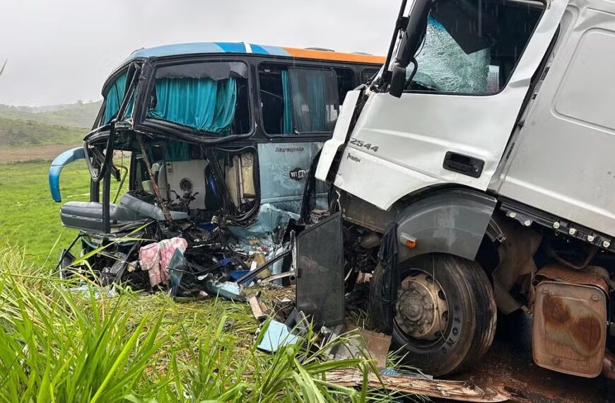 Colisão frontal entre carreta e ônibus provoca morte e 20 feridos na BR-356 em Muriaé