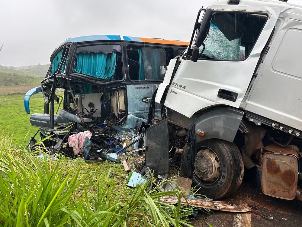 Colisão frontal entre carreta e ônibus provoca morte e 20 feridos na BR-356 em Muriaé