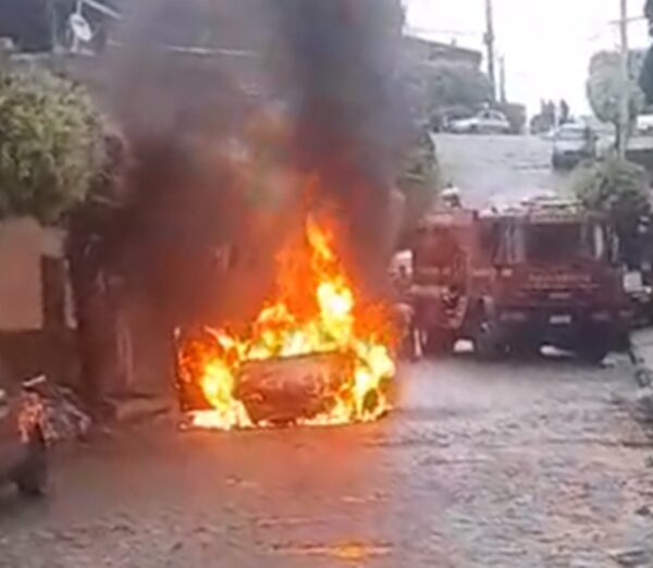 Bombeiros controlam incêndio em veículo no bairro São Cristóvão em Leopoldina