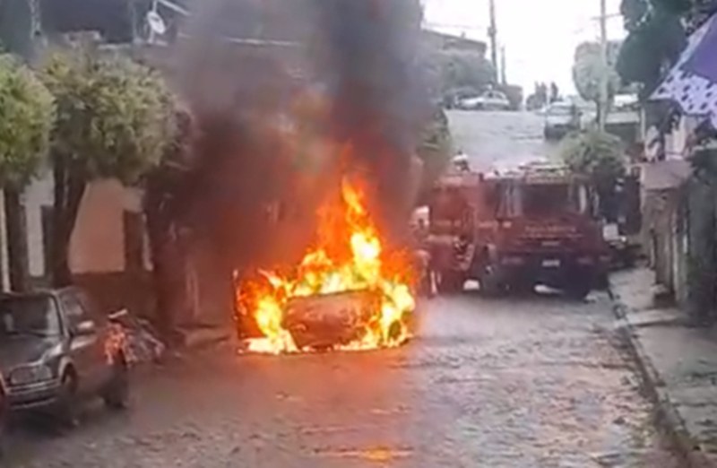 Bombeiros controlam incêndio em veículo no bairro São Cristóvão em Leopoldina