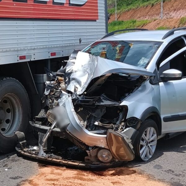 Acidente entre caminhão e carro é registrado no trevo do Pórtico em Leopoldina