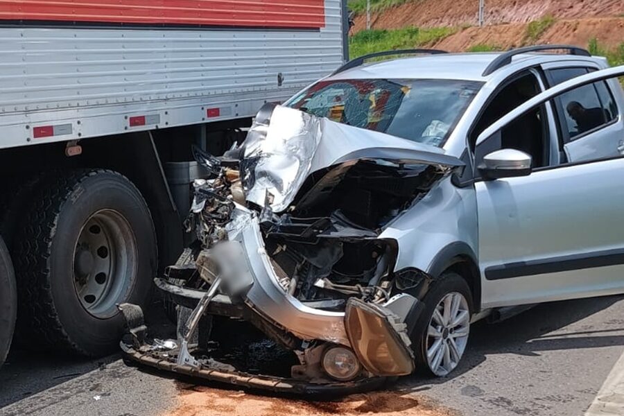 Acidente entre caminhão e carro é registrado no trevo do Pórtico em Leopoldina