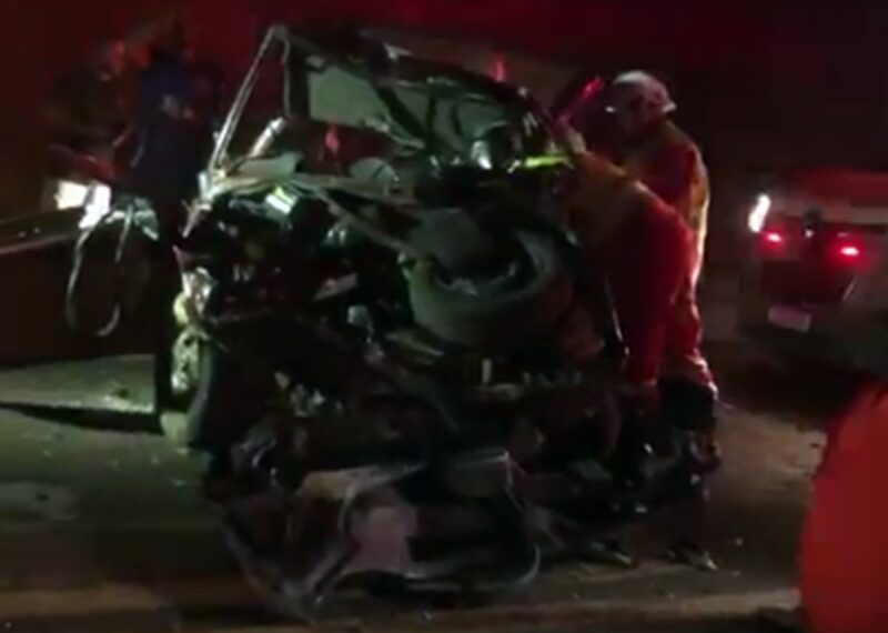 Colisão frontal entre carro e carreta deixa uma pessoa morta na BR-116 em Leopoldina