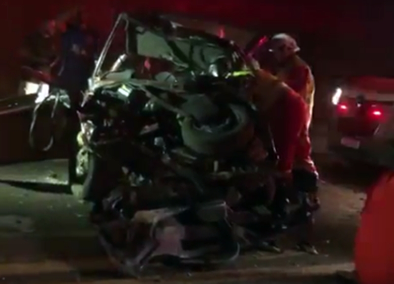 Colisão frontal entre carro e carreta deixa uma pessoa morta na BR-116 em Leopoldina